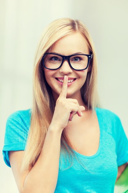 imagen de mujer sonriente con el dedo en los labios