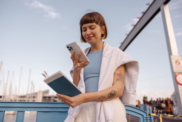 Imagen de una mujer sonriente haciendo una foto en su teléfono