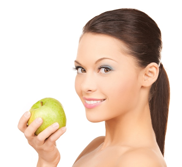 imagen de mujer sonriente con una manzana
