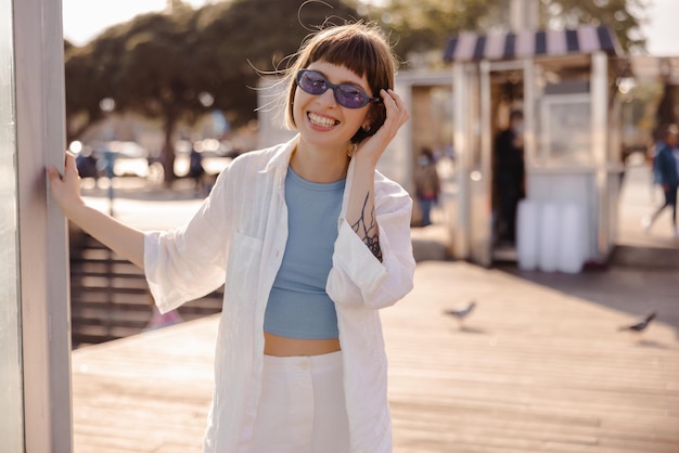 Imagen de una mujer sonriente quedándose en el terraplén