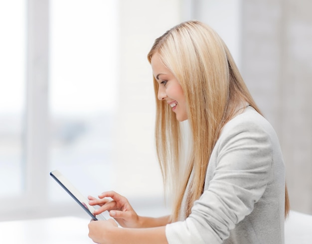 imagen de mujer sonriente con tablet pc