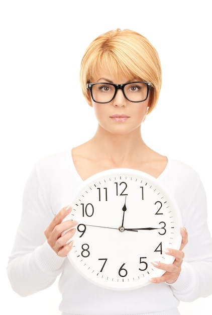 imagen de mujer sosteniendo gran reloj sobre blanco