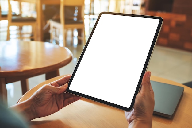 Imagen de una mujer sosteniendo una tableta digital con una pantalla de escritorio en blanco