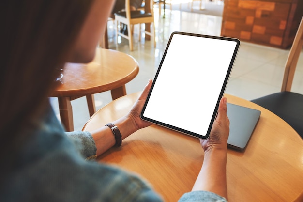 Imagen de una mujer sosteniendo una tableta digital con una pantalla de escritorio en blanco