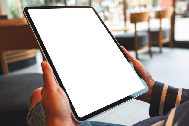 Imagen de una mujer sosteniendo una tableta digital con una pantalla de escritorio en blanco