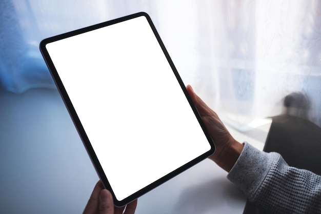 Imagen de una mujer sosteniendo una tableta digital con una pantalla de escritorio en blanco