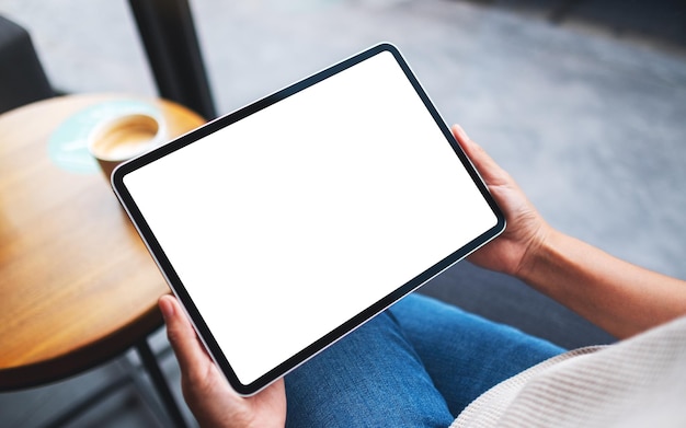 Imagen de una mujer sosteniendo una tableta digital con una pantalla de escritorio en blanco