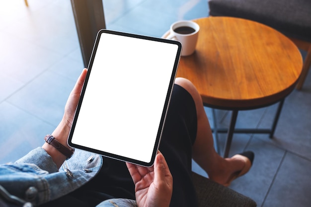 Imagen de una mujer sosteniendo una tableta digital con una pantalla de escritorio en blanco