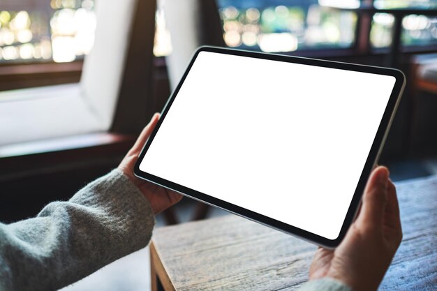 Imagen de una mujer sosteniendo una tableta digital con una pantalla de escritorio en blanco