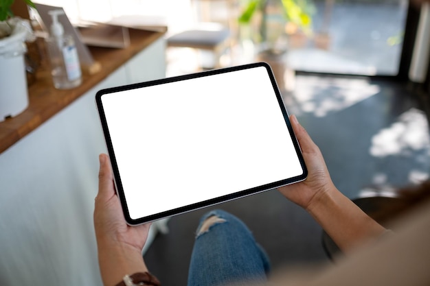 Imagen de una mujer sosteniendo una tableta digital con una pantalla de escritorio en blanco