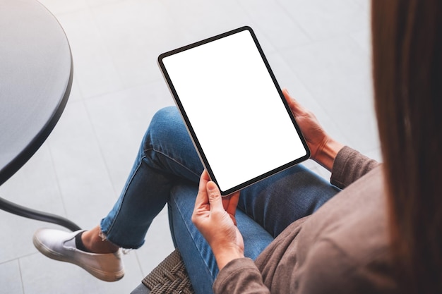 Imagen de una mujer sosteniendo una tableta digital con una pantalla de escritorio en blanco