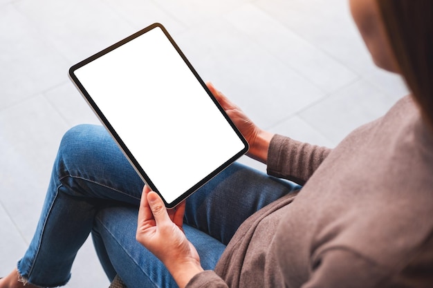 Imagen de una mujer sosteniendo una tableta digital con una pantalla de escritorio en blanco