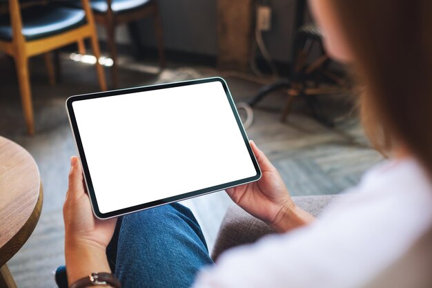 Imagen de una mujer sosteniendo una tableta digital con una pantalla de escritorio en blanco