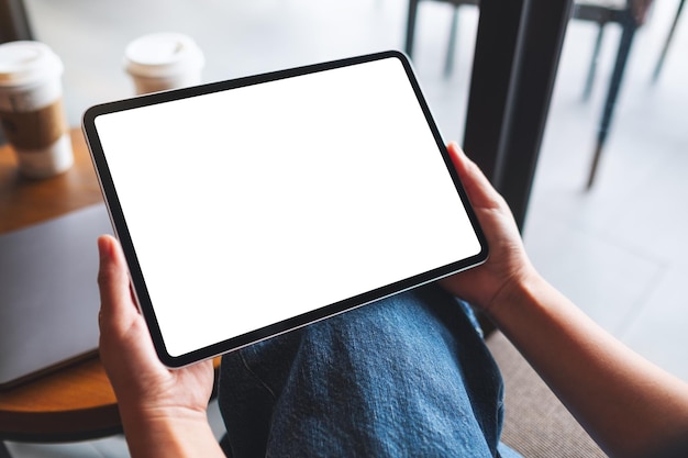 Imagen de una mujer sosteniendo una tableta digital con una pantalla de escritorio en blanco