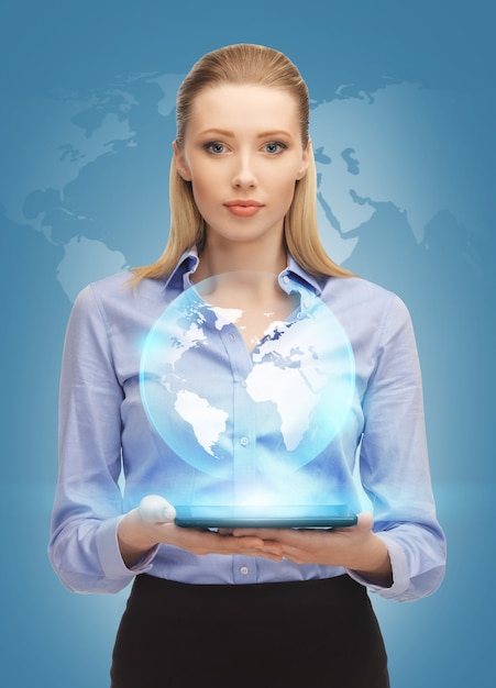 imagen de mujer con tablet pc y tierra virtual