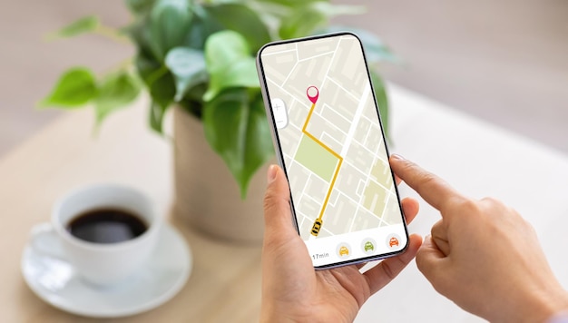 Foto imagen de una mujer usando una aplicación móvil de navegación en un teléfono inteligente