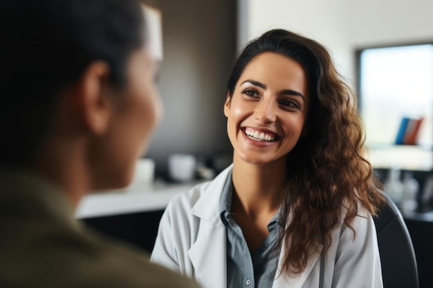 Una imagen muy detallada de una doctora sonriente sosteniendo una tableta en un consultorio médico con una fotografía de alto brillo del paciente