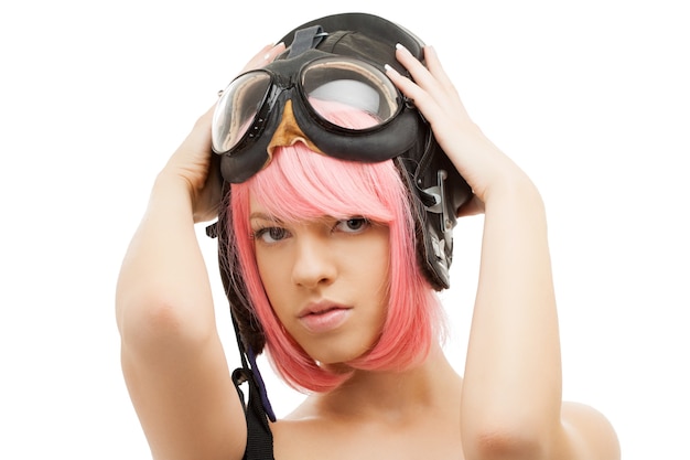 imagen de niña de cabello rosa en casco de aviador