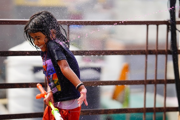 Imagen de una niña escapa del agua en holi