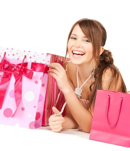 imagen de niña feliz con bolsas de regalo de colores