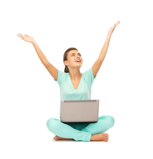 imagen de niña feliz sentada en el suelo con laptop