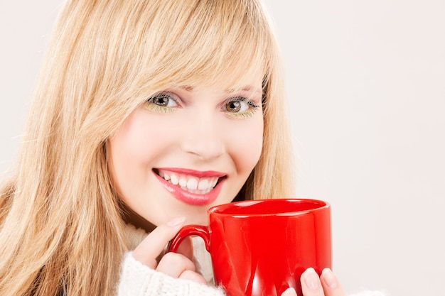 imagen de niña feliz con taza roja