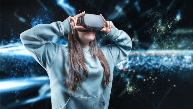 Imagen de una niña con gafas de realidad virtual. Tecnologías innovadoras