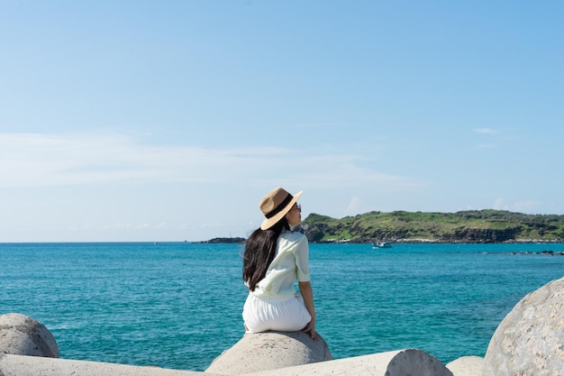 Imagen de una niña y una playa azul claro