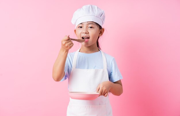 Imagen de niño asiático practicando para ser chef