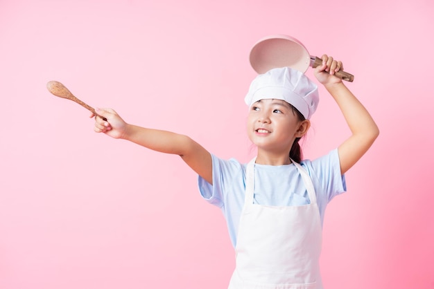 Imagen de niño asiático practicando para ser chef