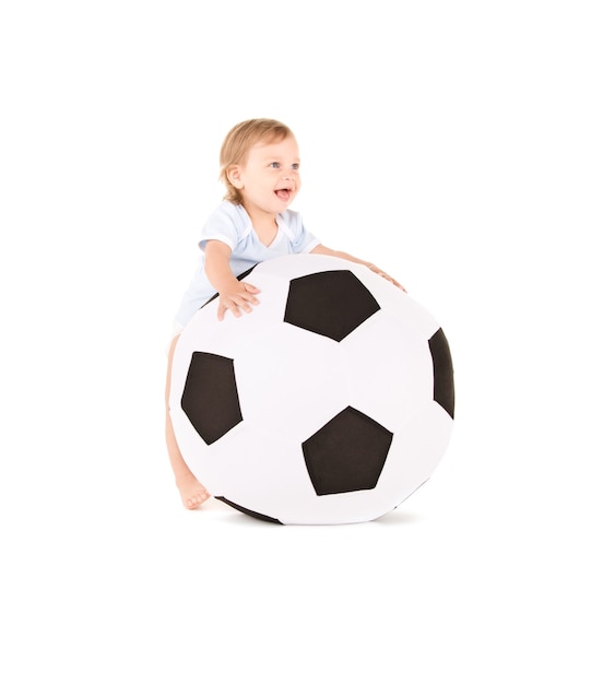 Imagen de niño con balón de fútbol sobre blanco