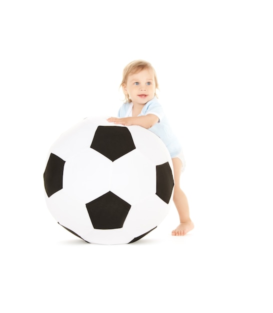 Imagen de niño con balón de fútbol sobre blanco