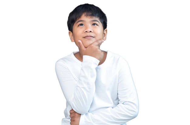 Imagen de un niño con una camisa de manga larga blanca transparente pensando en un fondo blanco