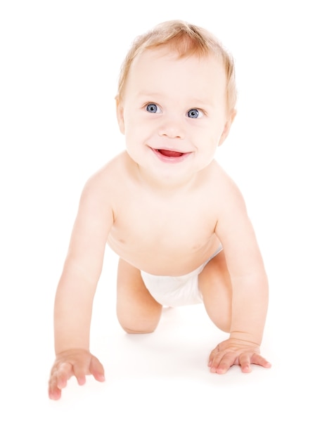 Imagen de niño gateando en pañal sobre blanco