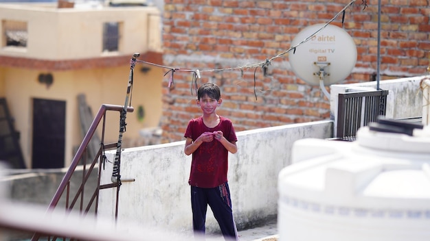 Imagen de un niño listo para inflar un globo en holi