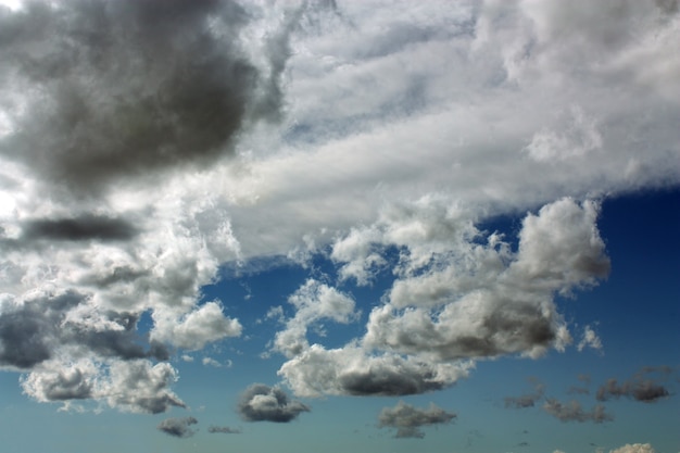 Imagen de nubes grises y negras cubren mot de un cielo azul y verde oscuro