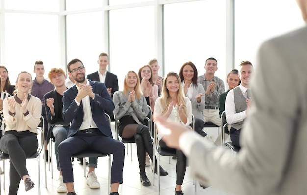 Imagen de un orador dando una conferencia en un seminario de negocios