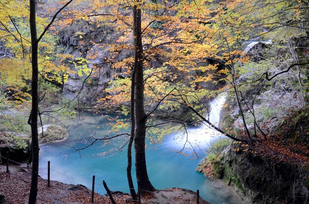 Imagen otoñal de una cascada en el río Urederra