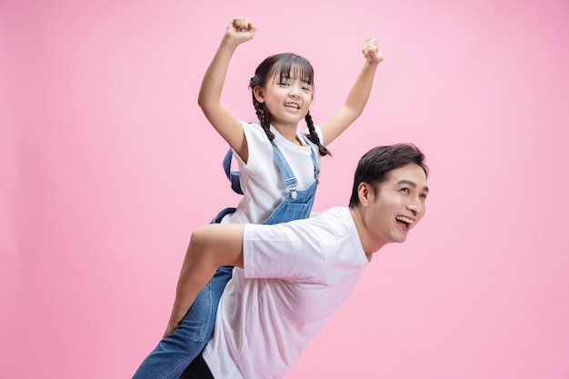 Imagen de padre e hija asiáticos en el fondo