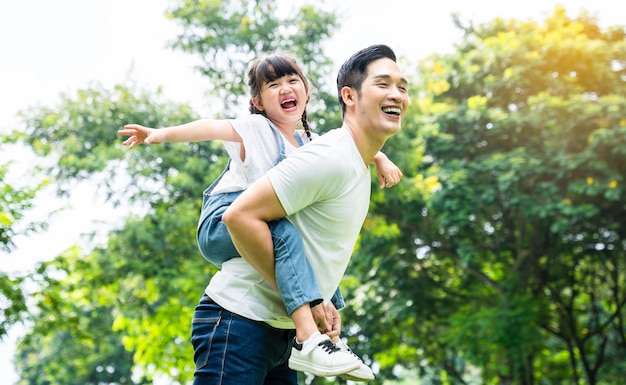 imagen de padre e hija jugando en el parque