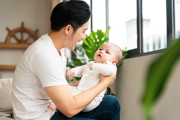 Imagen de padre e hijo asiáticos en casa.