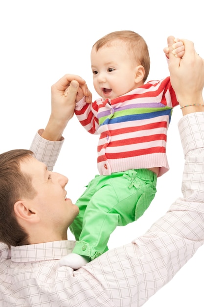 imagen de padre feliz con adorable bebé