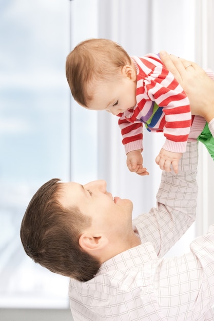 imagen de padre feliz con adorable bebé