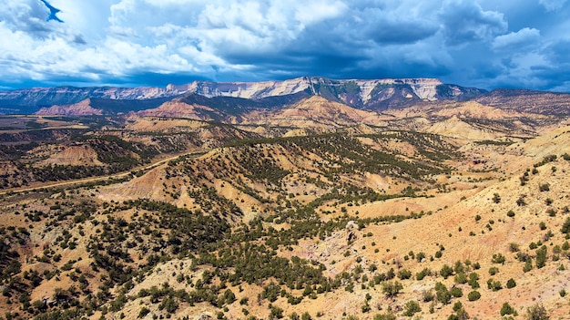 Imagen de paisaje abierto de montañas desérticas con nubes de tormenta