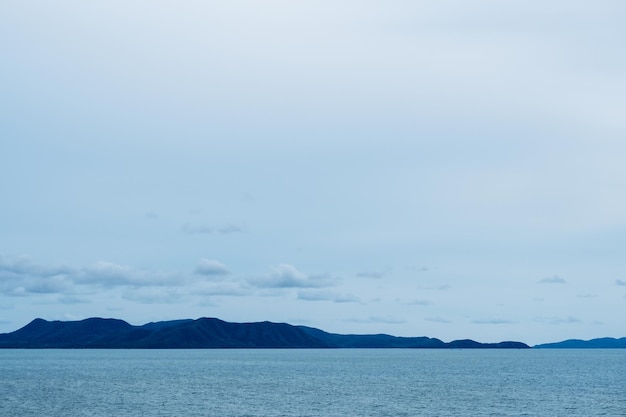 Imagen de paisaje de mar azul y fondo de cielo