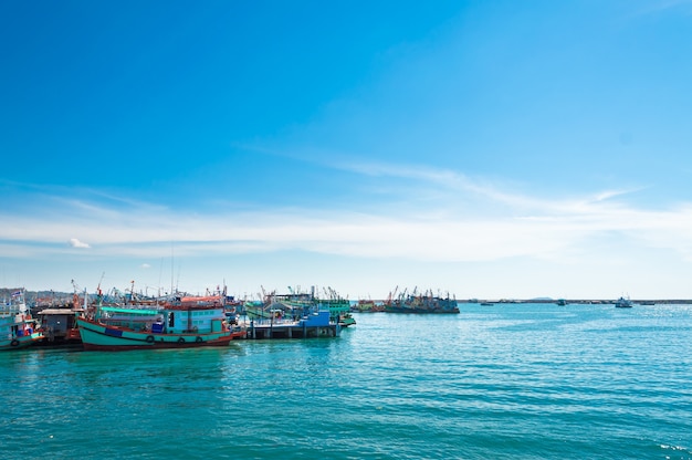 Imagen del paisaje marino cielo azul brillante colorido fresco y muchos barcos de pesca en el mar