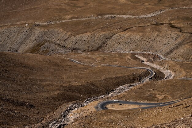 Imagen de paisaje de montañas y coches en la carretera