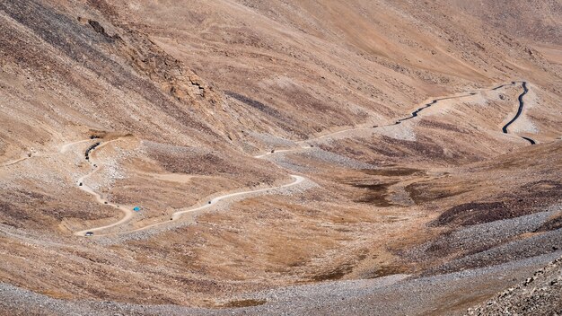 Imagen de paisaje de montañas y coches en la carretera