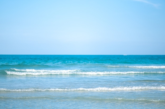 Imagen de paisaje de playa blanca tropical con fondo de cielo azul