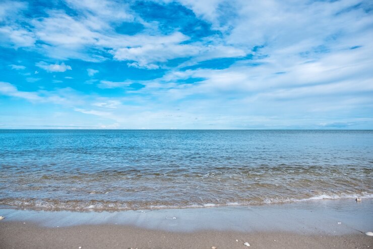 Imagen de paisaje de playa blanca tropical con fondo de cielo y mar azul